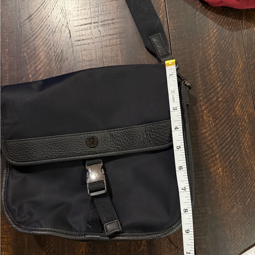 Lululemon Now & Always Crossbody Bag 5L Black Nylon Leather Trim - Picture 8 of 9